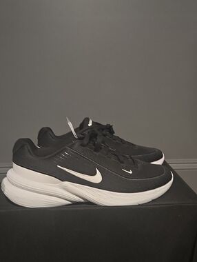 Nike Black and White Athletic Trainers